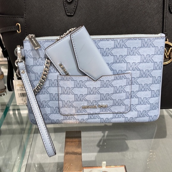 MICHAEL KORS JET SET ITEM LG 2 in 1 CARD CASE & WRISTLET
Pale Blue 
NWT - Picture 9 of 16